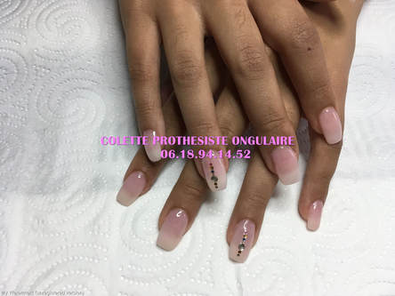 Photo pose faux ongles. Colette prothésiste ongulaire Nice